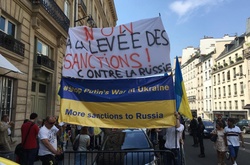 Українці біля Сенату Франції мітингують проти скасування санкцій щодо Росії 