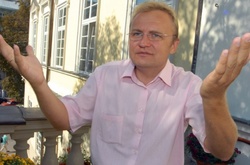 Садовий заявив про блокування невідомими вивозу сміття зі Львова