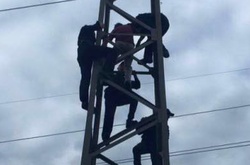 У столиці чоловік заліз на електроопору, щоб накласти на себе руки