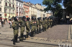 Біля львівської мерії сталися сутички, до будівлі підігнали Нацгвардію