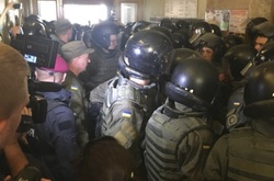 До міської ради Львова крізь кордон Нацгвардії прорвалися активісти 