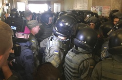 Сутички у Львові: до Ратуші прибула «швидка»