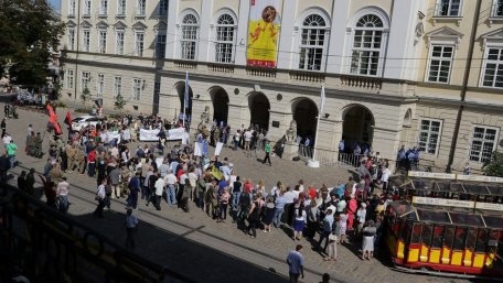 У Львові активісти виманюють Садового з мерії, співаючи славень
