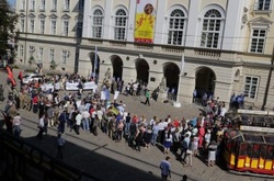 У Львові активісти виманюють Садового з мерії, співаючи славень