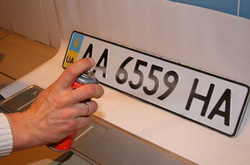 Окупанти в Криму затримали чоловіка за водіння автомобіля з українськими номерами