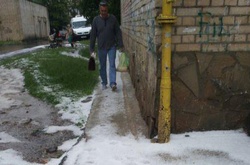 На Луцьк обрушилися злива, град і сніг