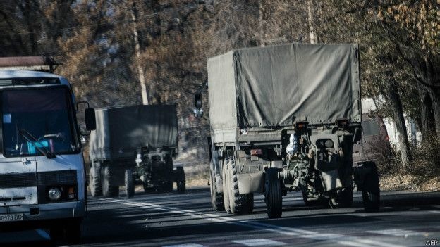 На вулицях Донецька побільшало вантажних військових автомобілів