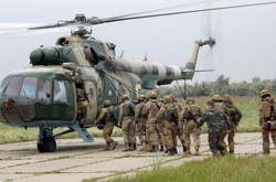 Як десантники спускаються з вертольота, який завис у повітрі. Фото з військових навчань