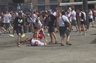 У французькому Марселі тривають сутички між футбольними фанатами