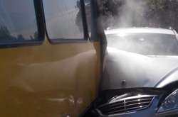 На проспекті Перемоги позашляховик врізався у маршрутку