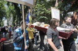 У Харкові під російським консульством «поховали» Путіна