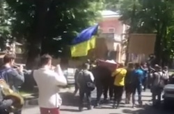 У Харкові на день Росії поховали опудало Путіна