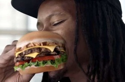 Американский футболист «съел» фото бургера в рекламе Carl’s Jr.
