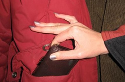 Перевіряйте кишені: в столичному метро спіймали молоду злодійку