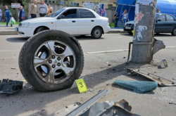 На проспекті Перемоги іномарка протаранила стовп і маршрутку (ФОТО)