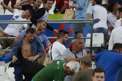 У Франції поліція відібрала у російських уболівальників алкоголь