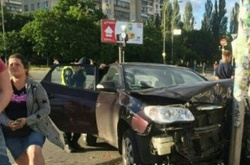 Внаслідок ДТП у столиціі постраждав велосипедист, його притиснуло до стовпа