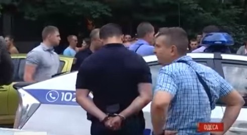 В Одесі з переслідуванням та стріляниною затримали двох патрульних-хабарників