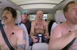 Red Hot Chili Peppers разделись в «автомобильном караоке»