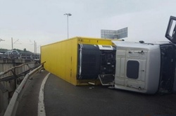 На столичному Південному мосту перевернулась фура