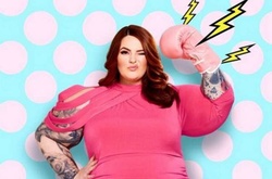 Модель plus-size Тесс Холлидей родила сына