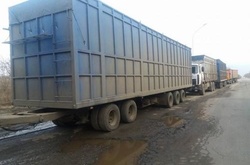 Новий уряд обіцяє боротися з автопоїздами, які руйнують траси