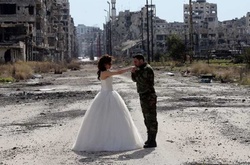 Война и мир: сирийская пара устроила свадебную фотосессию на развалинах Хомса