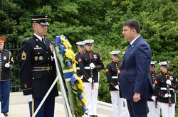 Гройсман поклав вінок до могили Невідомого солдата у Вашингтоні