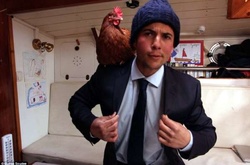 Француз и его компаньонка-курица вместе бороздят моря