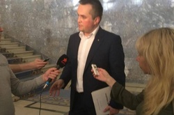 Холодницький приніс у Раду документи на нардепа Онищенка