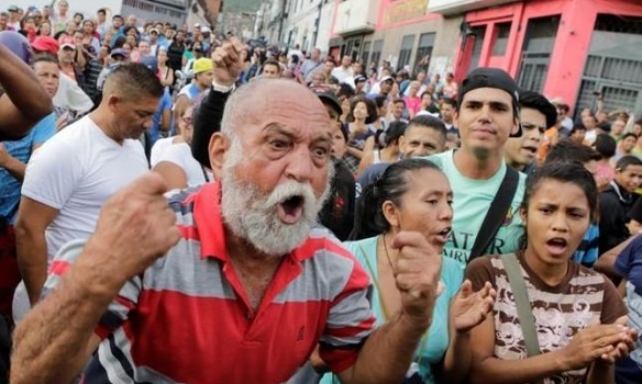 У Венесуелі поліція заарештувала 400 людей, які грабували магазини через голод