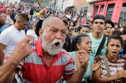 У Венесуелі поліція заарештувала 400 людей, які грабували магазини через голод