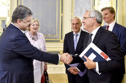 Порошенко закликав голландських парламентарів не завадити руху України до ЄС 