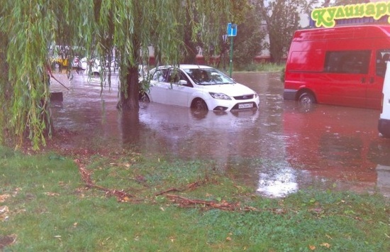 В окупованій Керчі злива затопила центр міста  