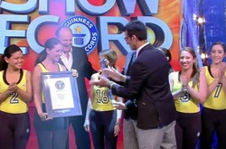 20 девушек залезли в Smart ForTwo и попали в Книгу рекордов Гиннесса