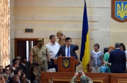 Невідомі в камуфляжі зірвали засідання облради Одещини 