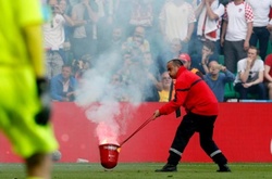 Євро-2016: Матч Чехія-Хорватія переривали через файєр на полі