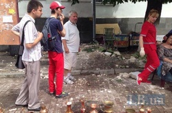 На Контрактовій площі з фасаду будівлі відвалився шматок карнизу. Є постраждалі