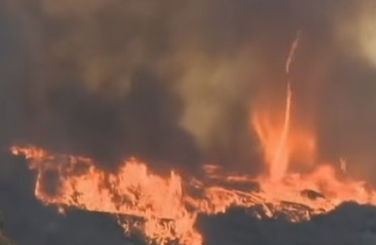 Вогняний смерч: рідкісне явище зняли в охопленій вогнем Каліфорнії