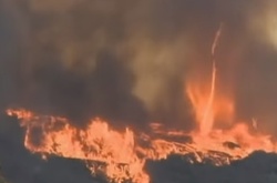 Вогняний смерч: рідкісне явище зняли в охопленій вогнем Каліфорнії