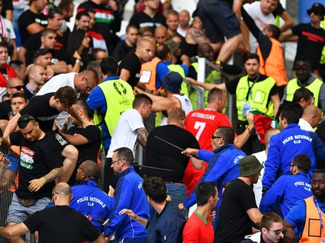 Євро-2016. Угорські фанати б'ються з поліцією на стадіоні в Марселі