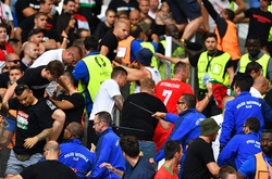 Євро-2016. Угорські фанати б'ються з поліцією на стадіоні в Марселі