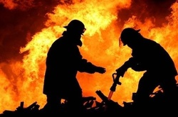 На півдні Каліфорнії виникла масштабна пожежа. Вогонь підбирається до нафтопереробного заводу