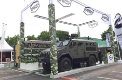 У Парижі на виставці озброєння презентували броньований автомобіль «ВАРТА»