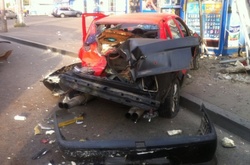 У Києві авто в'їхало в зупинку: одна людина загинула, шестеро травмовані