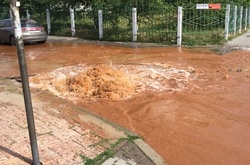 На Осокорках на вулиці утворилося руде «озеро»