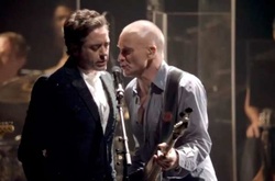 Невероятный дуэт: Стинг и Роберт Дауни-младший спели хит группы The Police!