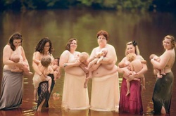 Трогательная фотосессия кормящих матерей в реке в объективе Чейенн Букер 