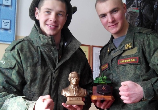 Російських танкістів, які воювали на Донбасі, нагородили бюстами Путіна 