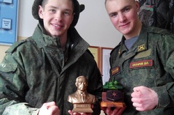 Російських танкістів, які воювали на Донбасі, нагородили бюстами Путіна 